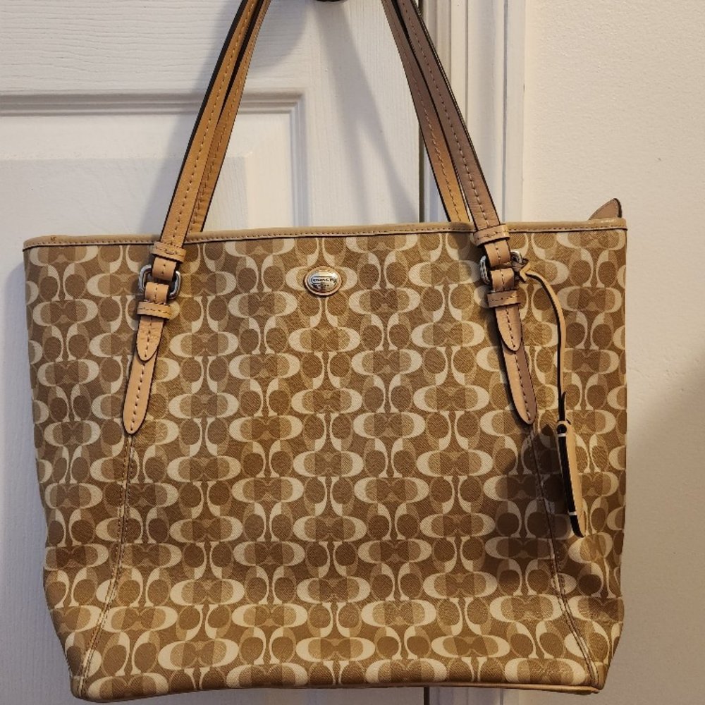 Coach Peyton Dream C Logo Tote in cream & tan